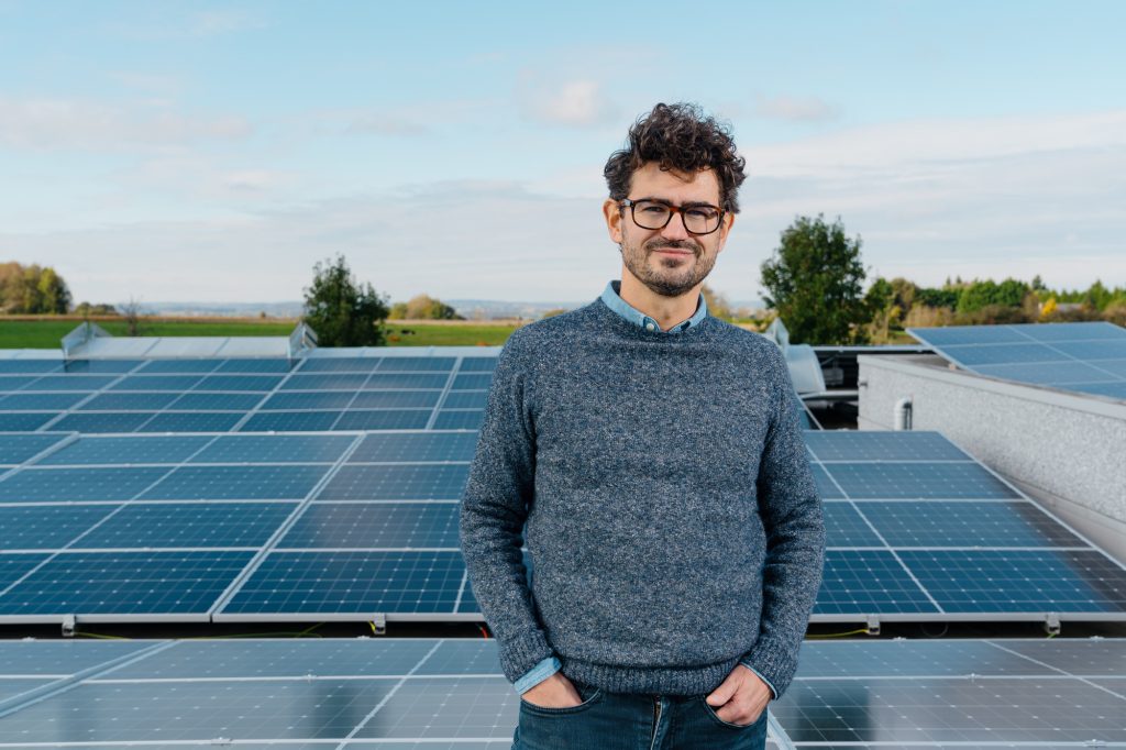 Julien Camberlin portrait en face de panneau solaire